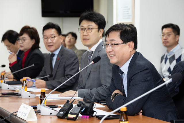 김성환 기후에너지환경부 장관이 3일 서울 여의도 전력기반센터에서 열린 ‘육상풍력 범정부 보급 가속 전담반 발족식’에서 회의를 주재하고 있다. 사진=기후부