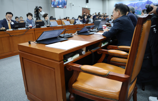 3일 서울 여의도 국회에서 열린 운영위원회 전체회의에 운영위 여당 간사인 문진석 더불어민주당 원내운영수석부대표의 빈자리가 눈에 띈다. 앞서 문 수석부대표는 전날 국회 본회의 도중 김남국 대통령실 디지털소통비서관에게 같은 대학 출신의 특정 인사를 한국자동차산업협회장에 추천해달라고 휴대폰 문자메시지로 요청하는 장면이 일부 언론 카메라에 포착돼 파장이 일고 있다. 연합뉴스