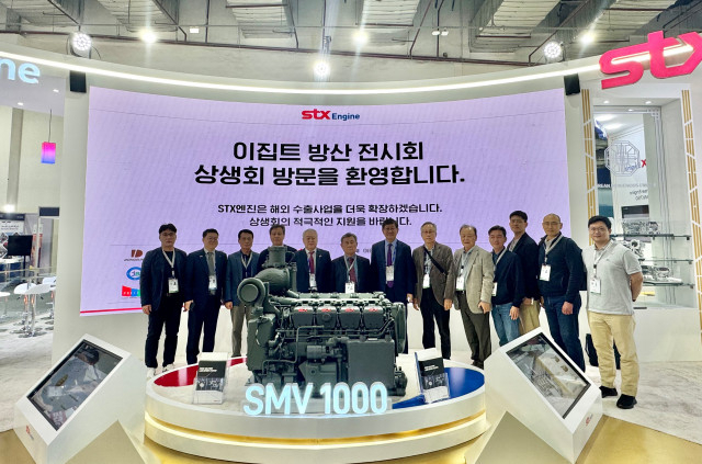 이상수(왼쪽 다섯 번째) STX엔진 대표이사와 협력업체 대표들이 1~4일 이집트 카이로에서 열린 ‘EDEX 2025’ 현장에서 기념 촬영을 하고 있다. 사진 제공=STX엔진