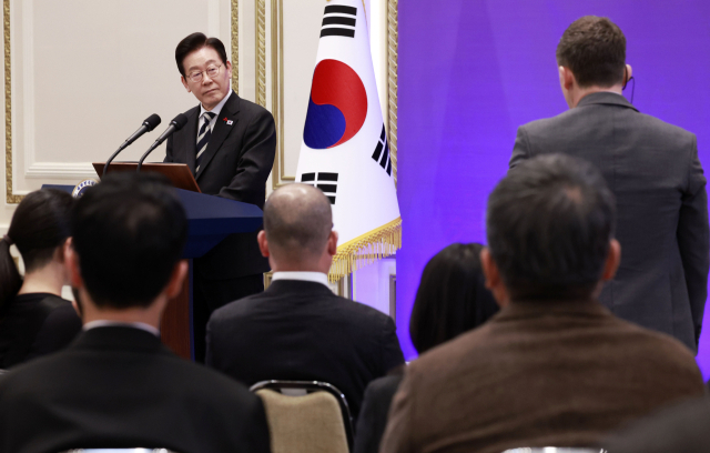 이재명 대통령이 3일 청와대 영빈관에서 열린 '새롭게 선 민주주의, 그 1년' 외신 기자회견에서 질문을 듣고 있다. 연합뉴스