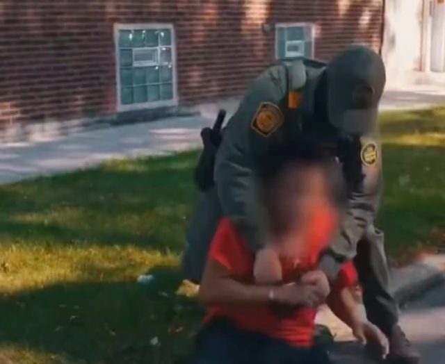 카펜터 노래가 깔린 영상. 백악관 엑스 캡처