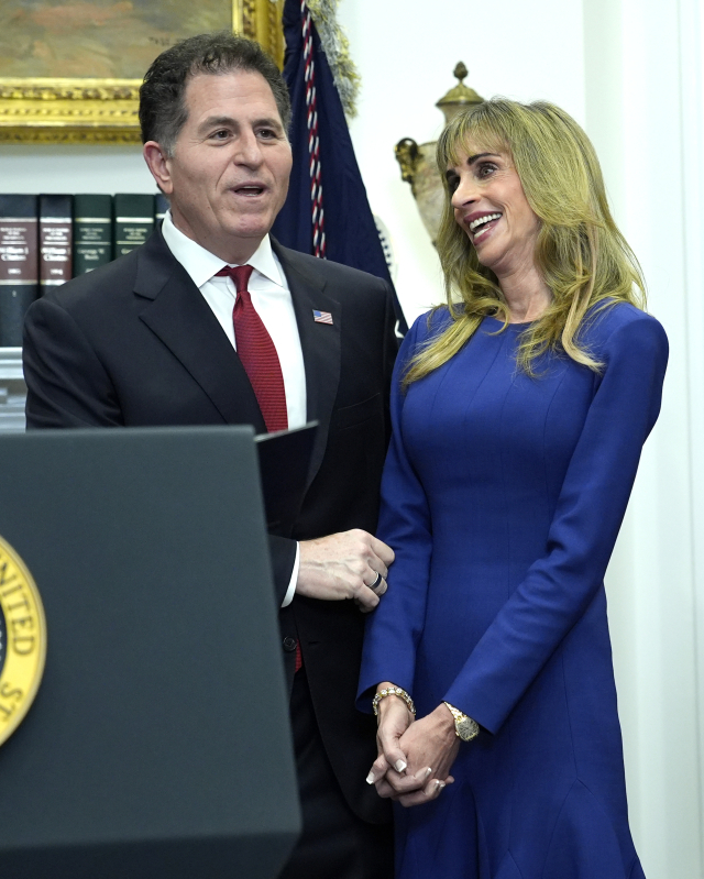 마이클·수전 델 부부가 2일(현지 시간) 미국 워싱턴DC 백악관에서 아동을 위한 9조 원 기부를 발표한 후 환하게 웃고 있다. AP연합뉴스