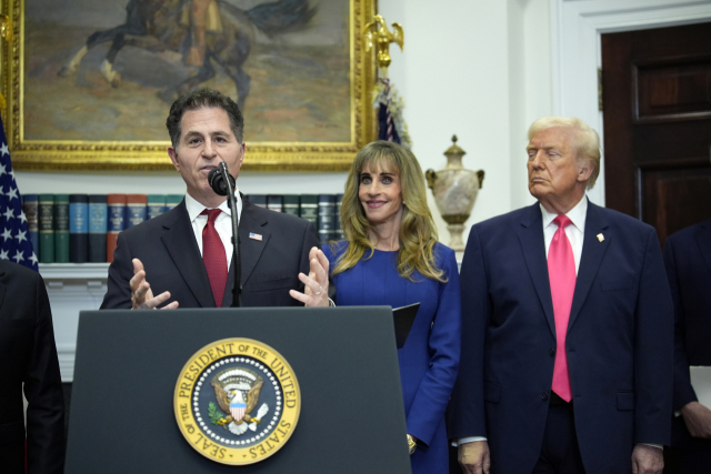 마이클 델(왼쪽) 델테크놀로지 창업자 겸 최고경영자가 2일(현지 시간) 백악관에서 열린 기부 행사에 참석해 도널드 트럼프(오른쪽) 대통령과 아내 수전 델이 지켜보는 가운데 발언하고 있다. AP연합뉴스