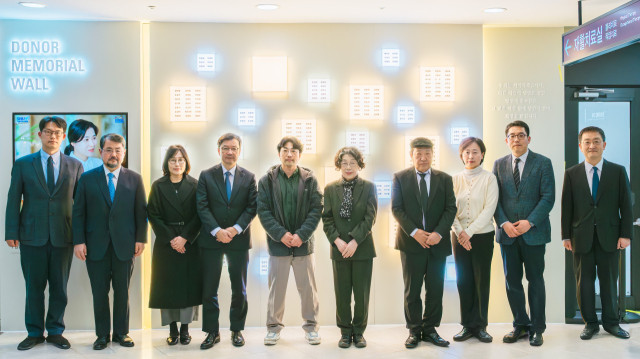 2일 서울대병원 본관 1층에서 열린 ‘뇌사 장기기증자 추모의 벽’ 제막식에서 강현진(왼쪽 세번째부터) 한국장기조직기증원 본부장, 김영태 서울대병원장, 유가족 대표로 참석한 전소율 양 부친, 이식 수혜자 대표 권경남 씨 등 참석자들이 기념사진을 찍었다. 사진 제공=서울대병원