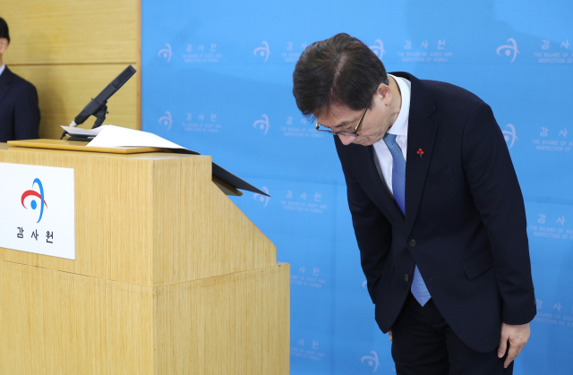 이달 5일 임기가 종료되는 김인회 감사원장 권한대행이 3일 서울 종로구 감사원에서 전 정권에서의 ‘정치 감사’ 등에 대해 고개 숙여 사과하고 있다. 연합뉴스