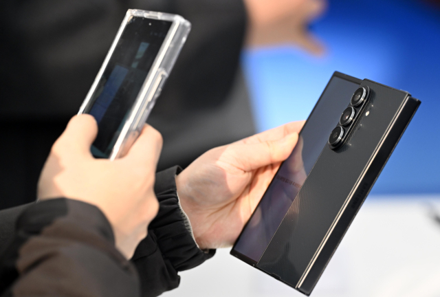 2일 삼성 강남에서 ‘갤럭시 Z 트라이폴드’를 보고 있는 모습. 권욱 기자