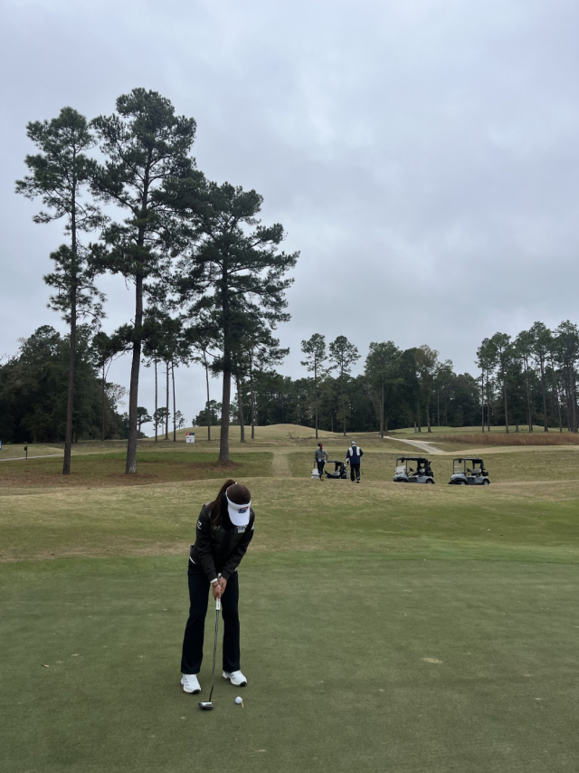 앨라배마 현지 코스에서 퍼트 연습하는 이동은. 사진 제공=이동은 측