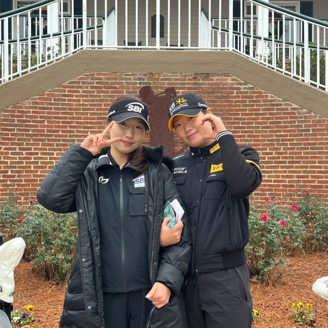 LPGA 투어 Q시리즈 파이널을 앞두고 포즈를 취한 이동은(왼쪽)과 방신실. 지애드스포츠 인스타그램 캡처