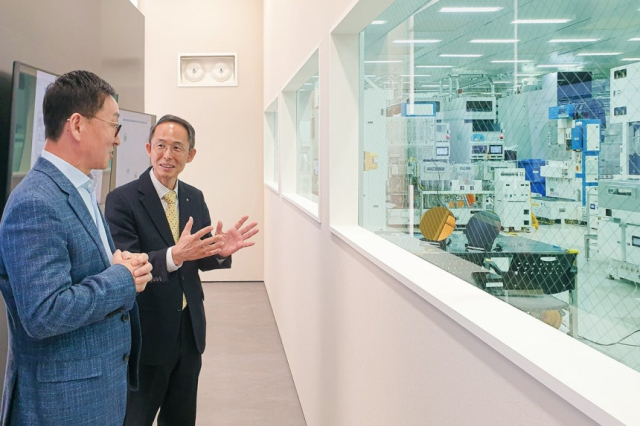 황기연(오른쪽) 한국수출입은행장이 지난 2일 경기 평택 원익IPS 본사를 찾아 안태혁 원익IPS 대표와 대화하고 있다. 사진제공=한국수출입은