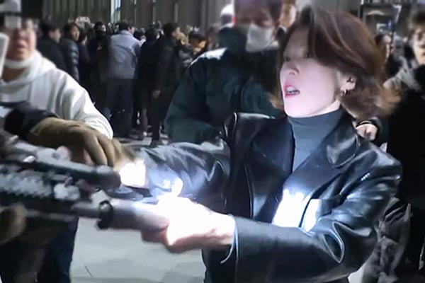 "계엄군 총구 잡았다가 어머니께 혼났다"…안귀령이 밝힌 계엄의 밤은