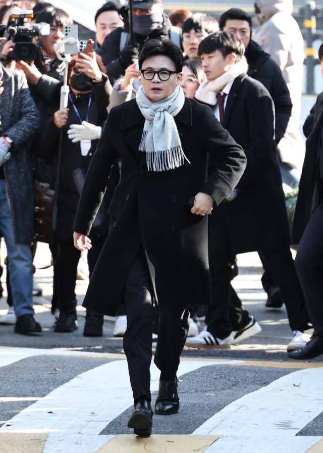 비상계엄 1주년 기자회견장 향하는 한동훈 (서울=연합뉴스) 김인철 기자 = 국민의힘 한동훈 전 대표가 3일 서울 여의도 국회도서관 앞 쪽문에서 12·3 비상계엄 1주년 관련 기자회견장으로 들어서고 있다. 2025.12.3 yatoya@yna.co.kr (끝) <저작권자(c) 연합뉴스, 무단 전재-재배포, AI 학습 및 활용 금지>