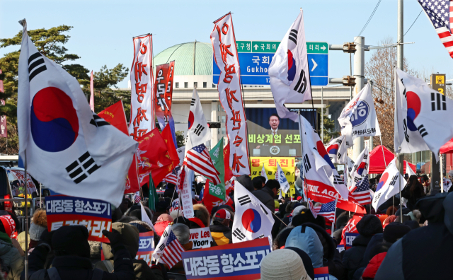 12·3 비상계엄 1주년인 3일 국회의사당역 3번 출구 앞에서 신자유연대 주최로 열린 이재명 대통령 재판 재개 촉구 집회에서 윤석열 전 대통령의 비상계엄 선포 영상이 재생되고 있다. 연합뉴스