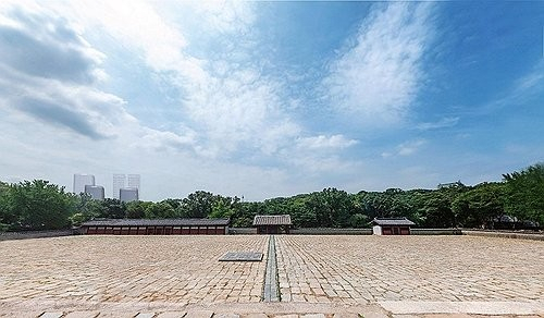 종묘에서 바라본 세운4구역 재개발사업으로 조성될 건물(왼쪽) 예상 모습. 사진 제공=서울시