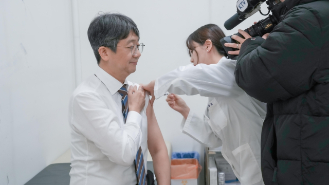 임승관 질병관리청장이 2일 충북 청주시 흥덕구 보건소에서 독감 백신을 맞고 있다. 사진 제공=질병관리청