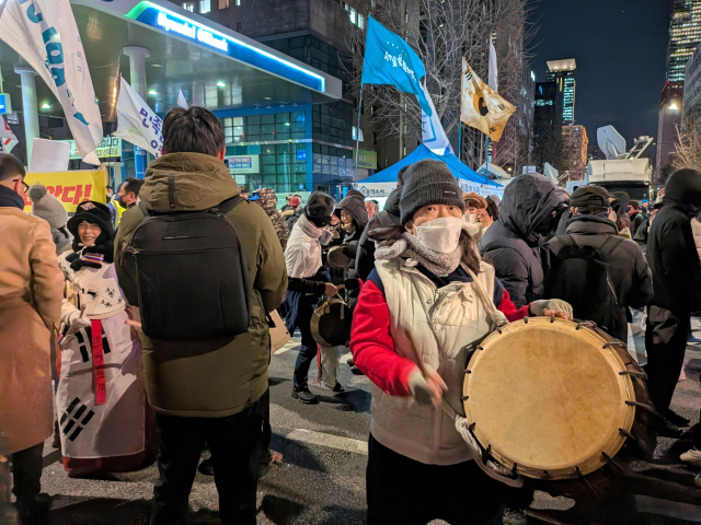 3일 서울 여의도 국회 앞에서 비상계엄 사태 1주년을 맞아 열린 진보성향 연합체 ‘비상행동’ 집회에 참석한 시민이 북을 치고 있다. 황동건 기자