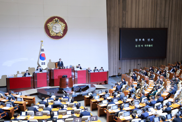 김민석 국무총리가 2일 국회 본회의에서 2026년도 예산안에 대한 수정안이 가결된 뒤 인사하고 있다. 연합뉴스