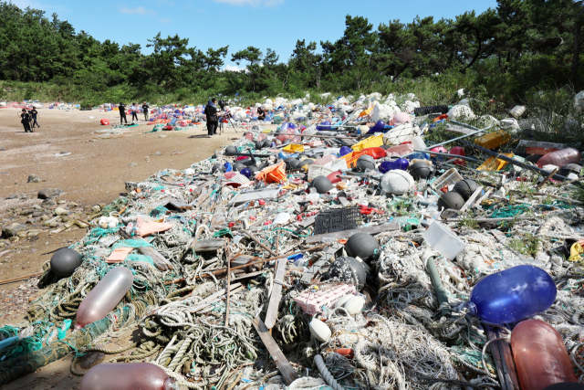 해양 쓰레기가 쌓인 해안. 연합뉴스