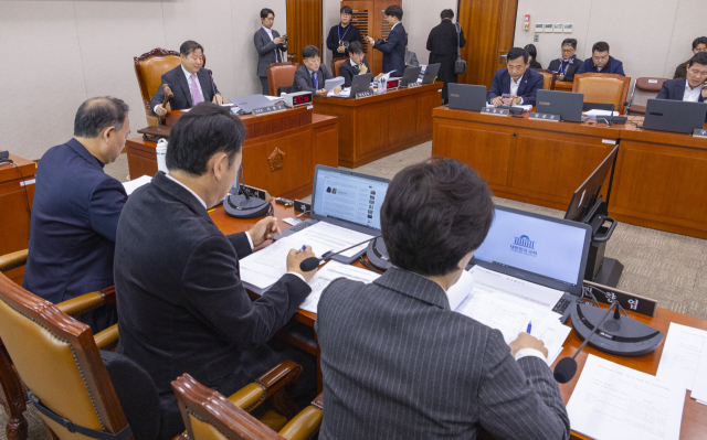 국회 산업통상자원중소벤처기업위원회 이철규 위원장이 11월 21일 국회에서 열린 전체 회의에서 철강 산업을 지원하는 'K-스틸법' 등 상정 법안을 처리하고 있다. 연합뉴스