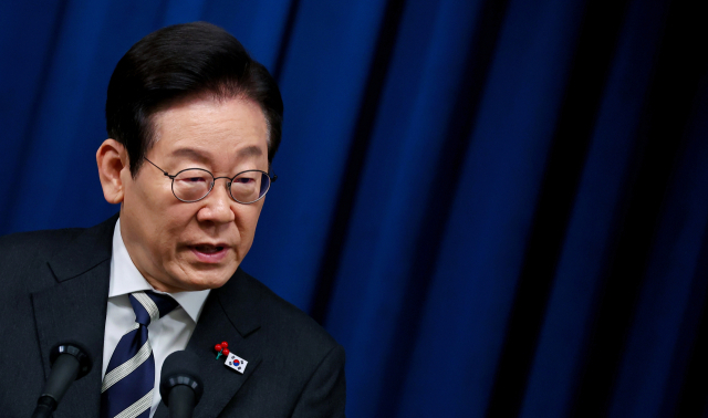 이재명 대통령이 12·3 비상계엄 사태 1주년인 3일 서울 용산 대통령실에서 ‘빛의 혁명 1주년, 대국민 특별성명’을 마친 뒤 취재진의 질문에 답하고 있다. 연합뉴스