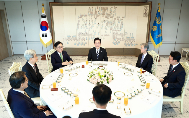 이재명 대통령이 3일 서울 용산 대통령실에서 열린 5부 요인 초청 오찬 간담회에서 발언하고 있다. 이 대통령과 조희대(오른쪽 두 번째부터 시계 방향으로) 대법원장, 김민석 국무총리, 이규연 홍보소통수석, 노태악 중앙선거관리위원장, 김상환 헌법재판소장, 우원식 국회의장. 연합뉴스