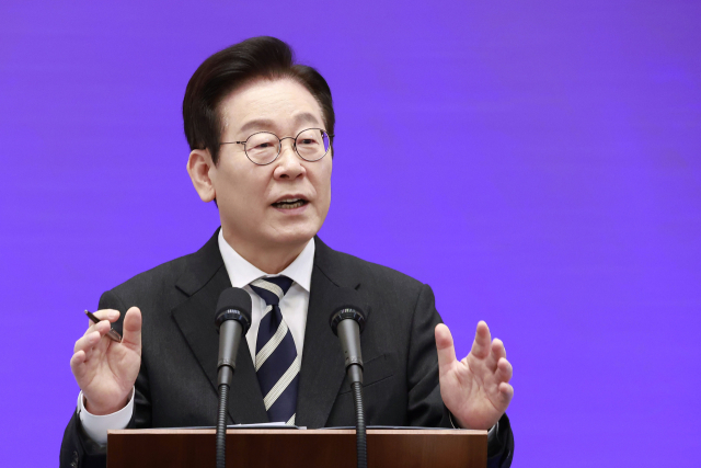 이재명 대통령이 3일 청와대 영빈관에서 열린 '새롭게 선 민주주의, 그 1년' 외신 기자회견에서 취재진 질문에 답변하고 있다. 연합뉴스