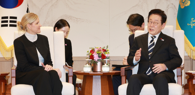 이재명 대통령이 3일 용산 대통령실에서 커스티 코번트리 IOC 위원장을 접견하고 있다. 연합뉴스