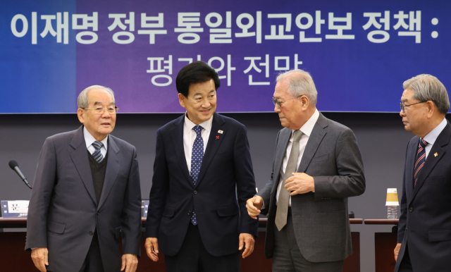 3일 서울 프레스센터에서 열린 한반도평화포럼 주최 '정부 출범 6개월, 남북관계 원로 특별좌담'에서 정동영 통일부 장관이 기념촬영을 위해 대기해 있다. 왼쪽부터 임동원 한반도평화포럼 명예이사장, 정 장관, 정세현 전 통일부 장관, 이재정 전 통일부 장관. 연합뉴스