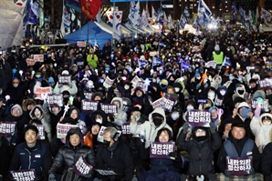 [사진] 비상계엄 1년…집회 모인 시민들