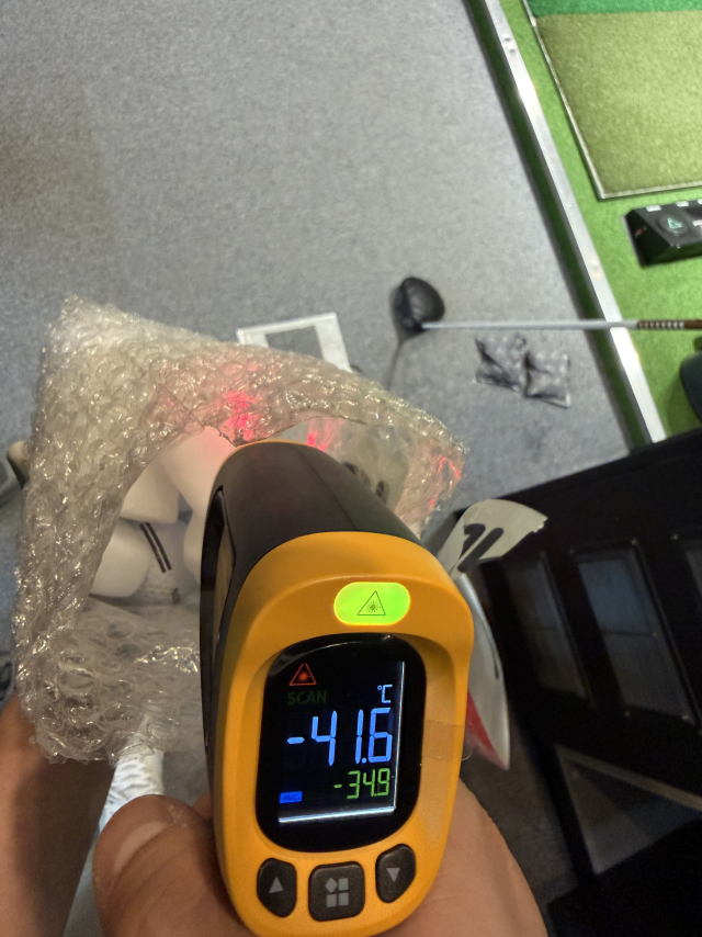 적외선 온도계로 볼 표면 온도를 측정하고 있는 모습. 김세영 기자