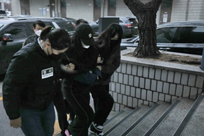 "말티푸가 그랬어요"…16개월 딸 온몸 멍든 채 숨지자 친모·계부의 변명은