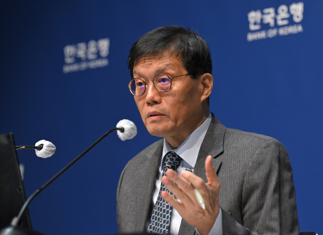 발언하는 이창용 한은 총재 (서울=연합뉴스) 한종찬 기자 = 이창용 한국은행 총재가 27일 서울 중구 한국은행에서 열린 기자간담회에서 발언하고 있다. 2025.11.27 [공동취재] saba@yna.co.kr (끝) <저작권자(c) 연합뉴스, 무단 전재-재배포, AI 학습 및 활용 금지>