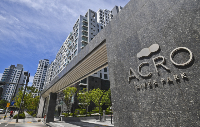 '아크로 브랜드 달아주세요'…조합 요구에 건설사들 속앓이 [부동산라운지]