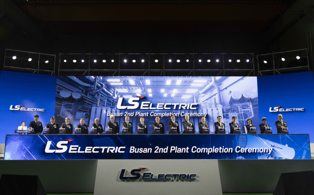 4일 LS일렉트릭 2생산동 준공식에서 구자균(왼쪽 아홉 번째) LS일렉트릭 회장, 구자은(〃 열한 번째) LS그룹 회장, 박형준 부산시장(〃 열 번째), 이호현(〃 여덟 번째) 기후환경에너지부 제2차관 등 관계자들이 기념 세레머리를 하고 있다. 사진 제공=LS일렉트릭