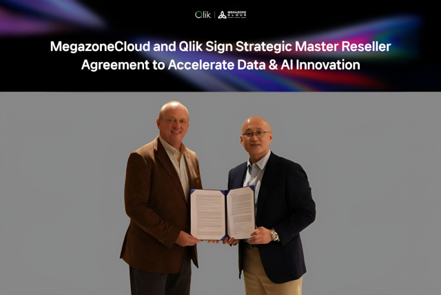 염동훈(왼쪽) 메가존클라우드 염동훈 대표와 데이비드 젬버 클릭 수석 부사장이 1일(현지시간) 미국 라스베이거스에서 마스터 리셀러 계약 체결식을 마치고 기념촬영을 하고 있다. 사진 제공=메가존클라우드