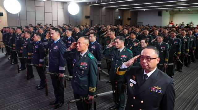 준장 진급자들이 지난 11월 19일 서울 용산구 국방컨벤션에서 열린 삼정검 수여식에서 거수 경례를 하고 있다. 사진 제공=국방일보