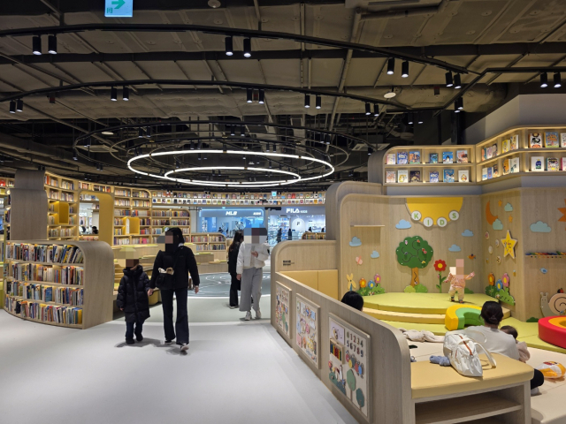 3일 오전 경기 파주 운정신도시 ‘스타필드빌리지 운정에서 시민들이 휴식을 취하고 있다.이용성 기자