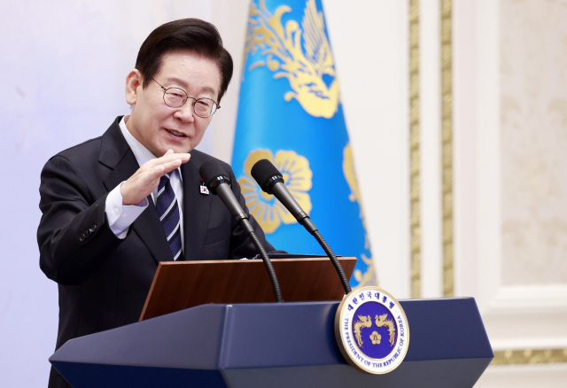 이재명 대통령이 4일 청와대 영빈관에서 열린 산업 역군 초청 오찬 행사에서 발언하고 있다. 연합뉴스