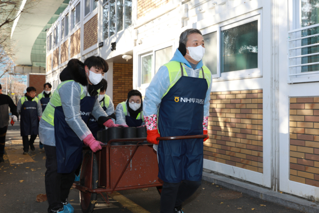 NH투자증권의 윤병운 대표와 임직원들이 3일 서울 영등포 쪽방촌을 찾아 연탄 나눔 봉사 활동을 펼치고 있다. 사진 제공=NH투자증권