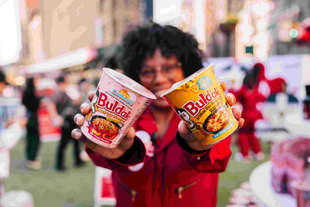 외국인이 불닭볶음면 제품을 들고 있는 모습. 사진 제공=삼양식품
