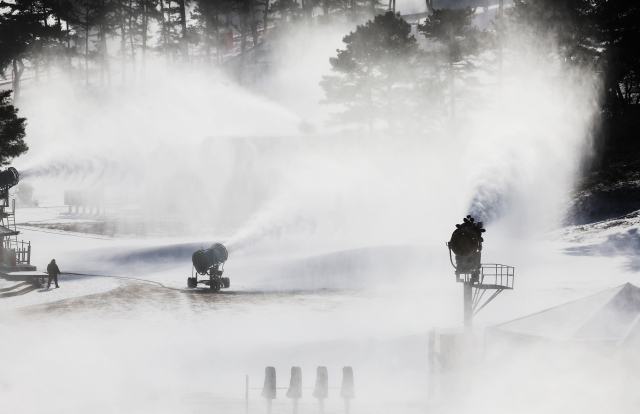 추위가 찾아온 3일 경기도 이천시 지산포레스트리조트 스키장에서 제설기가 인공눈을 뿌리고 있다.