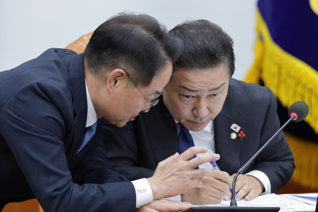 더불어민주당 김병기 원내대표와 허영 의원이 3일 서울 여의도 국회에서 열린 국회운영위원회에서 전체회의에서 대화하고 있다. 뉴스1