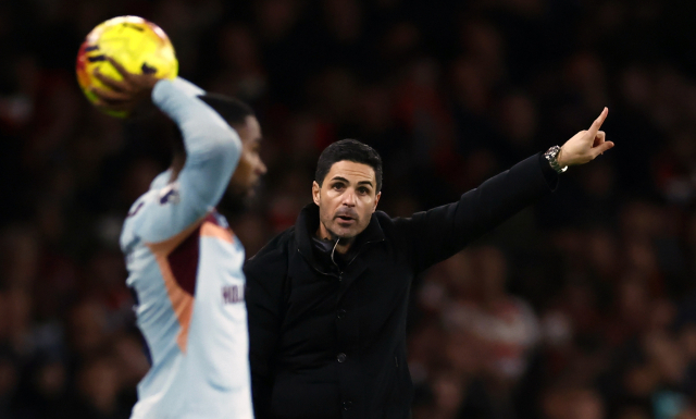 작전 지시하는 미켈 아르테타 아스널 감독. 국내 축구 팬들은 존경의 의미를 담아 ‘테버지’라고 부른다. EPA연합뉴스