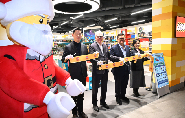 4일 서울 용산구 아이파크몰 용산점 리빙파크 6층에서 열린 공식 레고스토어 용산점 프리 오픈 행사에서 정희영 레고코리아 대표, 김대수 HDC아이파크몰 대표이사를 비롯한 참석자들이 리본 커팅식을 하고 있다. 김대수 HDC아이파크몰 대표이사, 정희영 레고코리아 대표. 권욱 기자 2025.12.4