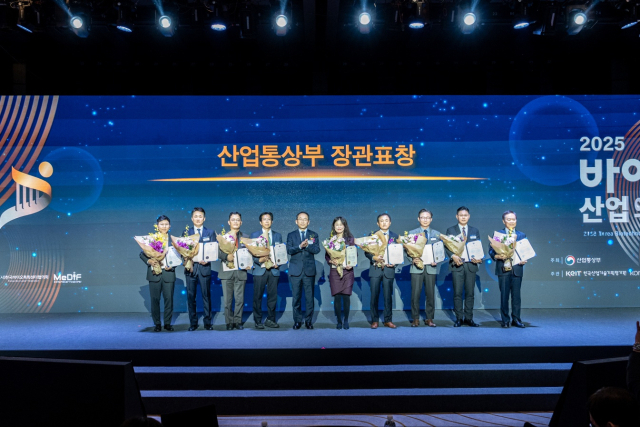 박중곤(왼쪽 두번째) 씨앤큐어 대표가 지난달 28일 '2025 바이오산업의 날' 행사에서 산업통상자원부 장관상을 수상한 후 기념사진을 촬영하고 있다. 사진 제공=씨앤큐어