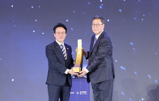 김민석(왼쪽) 국무총리가 4일 서울 강남구 코엑스에서 열린 제62회 무역의날 기념식에서 이규복 현대글로비스 대표이사에게 ‘60억달러 수출의 탑’을 수여하고 있다. 사진 제공=현대글로비스