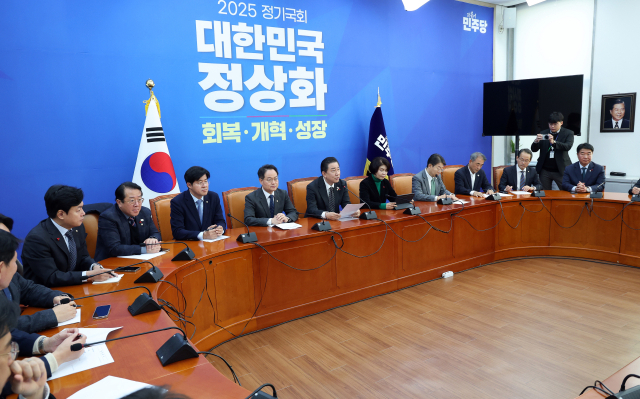 더불어민주당이 4일 국회에서 정책조정회의를 진행하고 있다. 연합뉴스