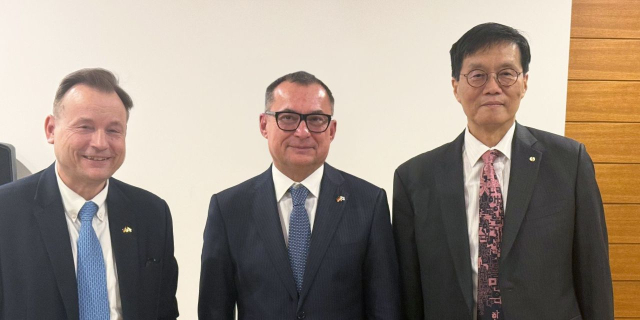 요아힘 나겔(가운데) 독일 분데스방크 총재가 1일 방한해 ‘한·독 중앙은행 고위급 회의’에 참석한 뒤 이창용(오른쪽) 한국은행 총재와 기념촬영을 하고 있다. 사진 제공=분데스방크