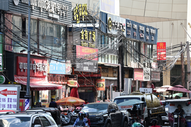 캄보디아 프놈펜 한 거리 상가에 중국어와 크메르어가 혼재된 간판들이 붙어 있다. 뉴스1