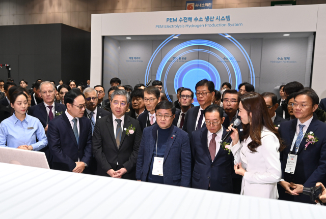 장재훈(왼쪽 세 번째) 현대차그룹 부회장과 김성환(〃 네 번째) 기후에너지환경부장관이 4일 경기도 고양시 킨텍스에서 열린 '월드 하이드로젠 엑스포(WHE) 2025' 행사장에 마련된 현대차그룹 부스를 둘러보고 있다. 사진 제공=현대차