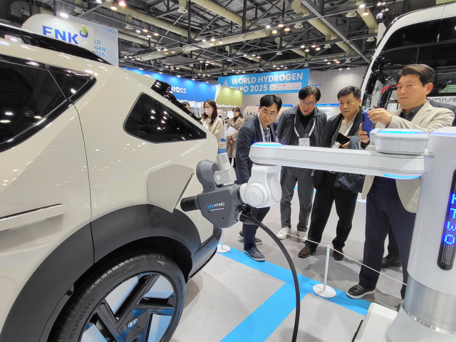 현대차그룹 로보틱스랩의 수소전기차 자동 충전 로봇 ACR-H가 4일 경기도 고양시 킨텍스 제2전시장에서 열린 '월드 하이드로젠 엑스포 2025'의 현대차그룹 전시 부스에서 충전 시연을 선보이고 있다. 사진=노해철 기자